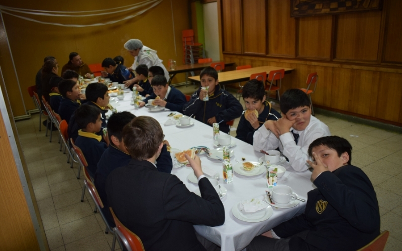 Estudiantes VALIENTES celebran con desayuno