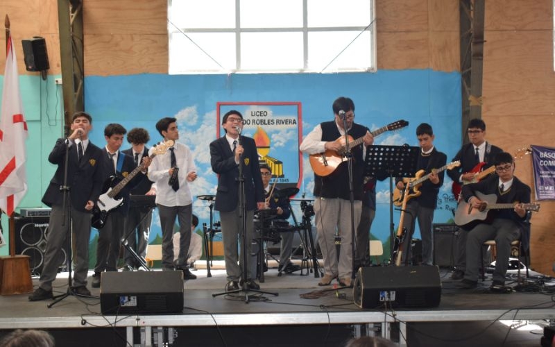 Banda Rock “Los A5padoS” del ISV participa en ceremonia inaugural año escolar 2024