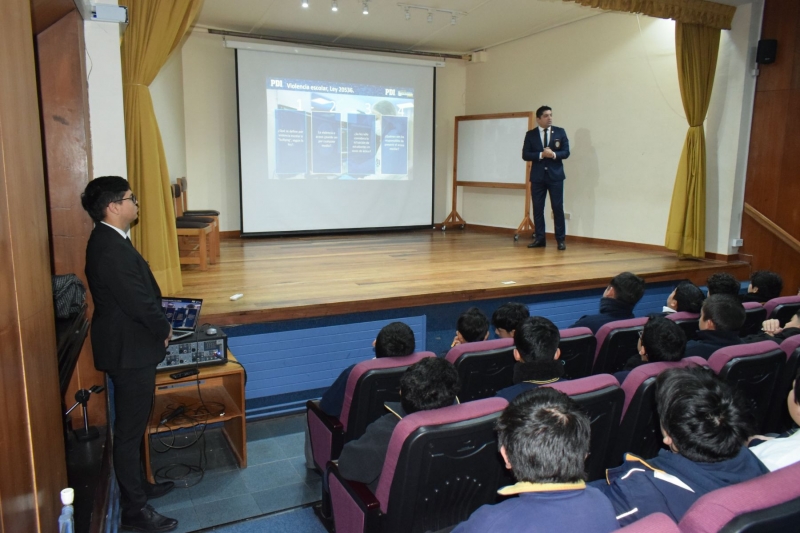 7° básico B recibe interesante charla de la PDI