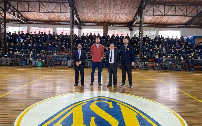 Capitán de Selección Chilena de Básquetbol visita el ISV con motivo del paso de Antorcha Panamericana en Valdivia