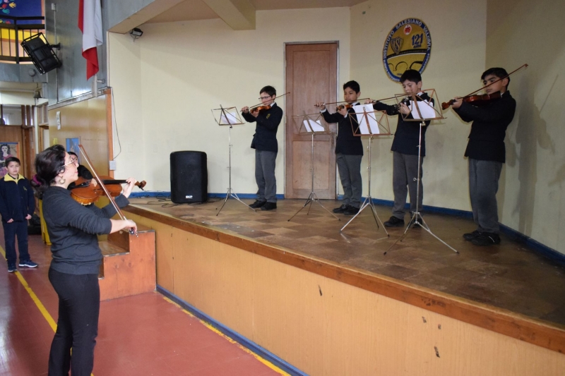 Cuarteto de Cuerdas realiza pequeña presentación educacional a 1° ciclo en BD