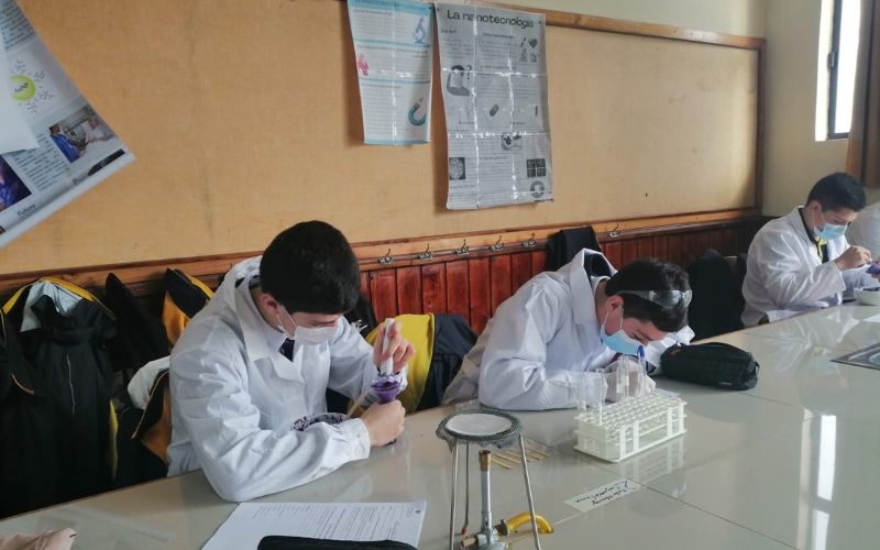 Electivo Química 3° medios trabajan Ácidos Base en lab del Instituto