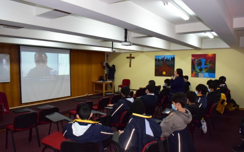 Docente de la U. de Concepción realiza Charla sobre Polímeros a estudiantes de 3° medio de Química Electivo