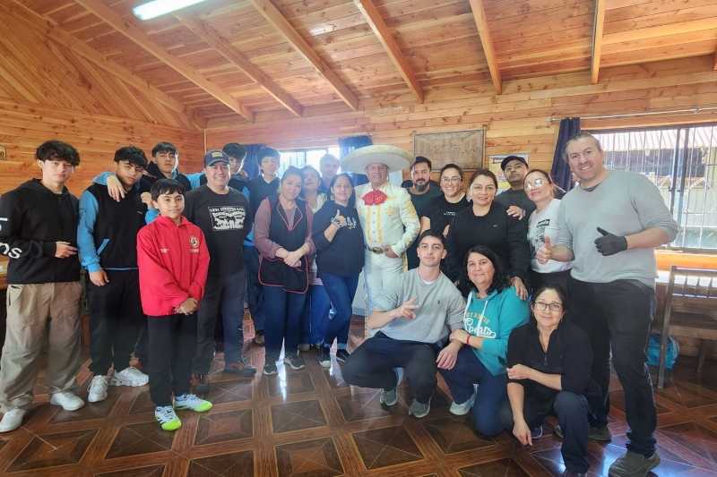 2° Comedor Solidario: 4° Medio B ofrece un exquisito almuerzo acompañado de música y alegría