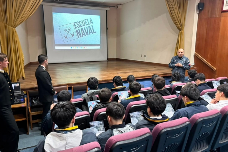Escuela Naval Arturo Prat visita el Instituto Salesiano de Valdivia para orientar a estudiantes sobre su proceso de postulación