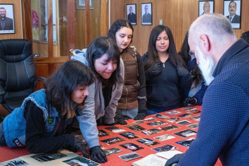 Visita del Taller de Patrimonio LSMB al Archivo Fotográfico del Instituto Salesiano