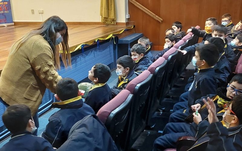 Apoderados presentan sus profesiones a estudiantes de los 1&deg; a&ntilde;os b&aacute;sicos